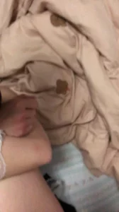 扛起女友的大长腿进行狂插(有完整版)