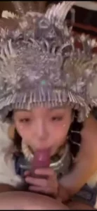 老哥得吃当地民族服装妹妹